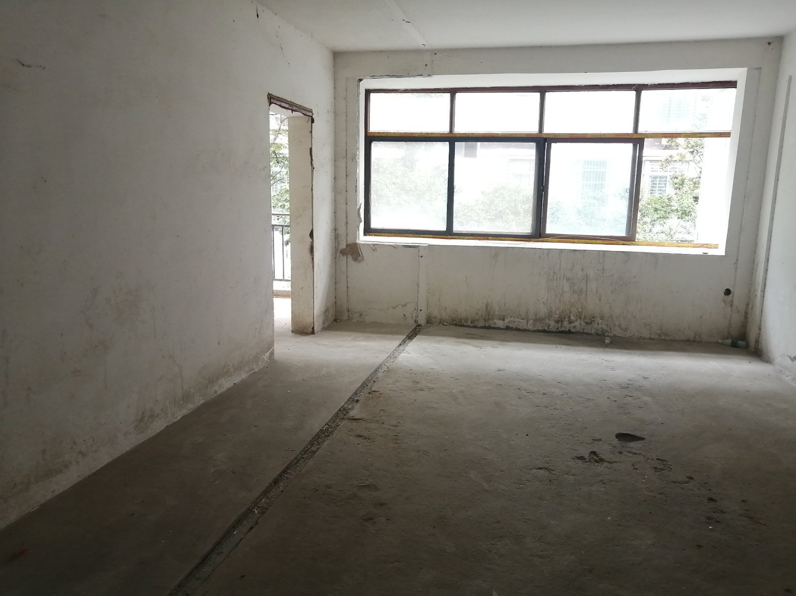 江汉名居毛坯四房，楼层非常到位，房间非常大，采光非常好