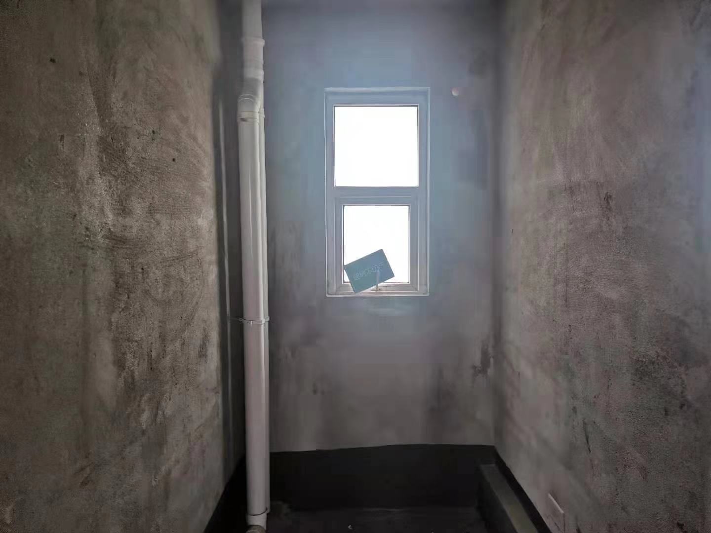 满庭春东边户型毛坯大三房双阳台南北通透采光 视野广阔一览无遗