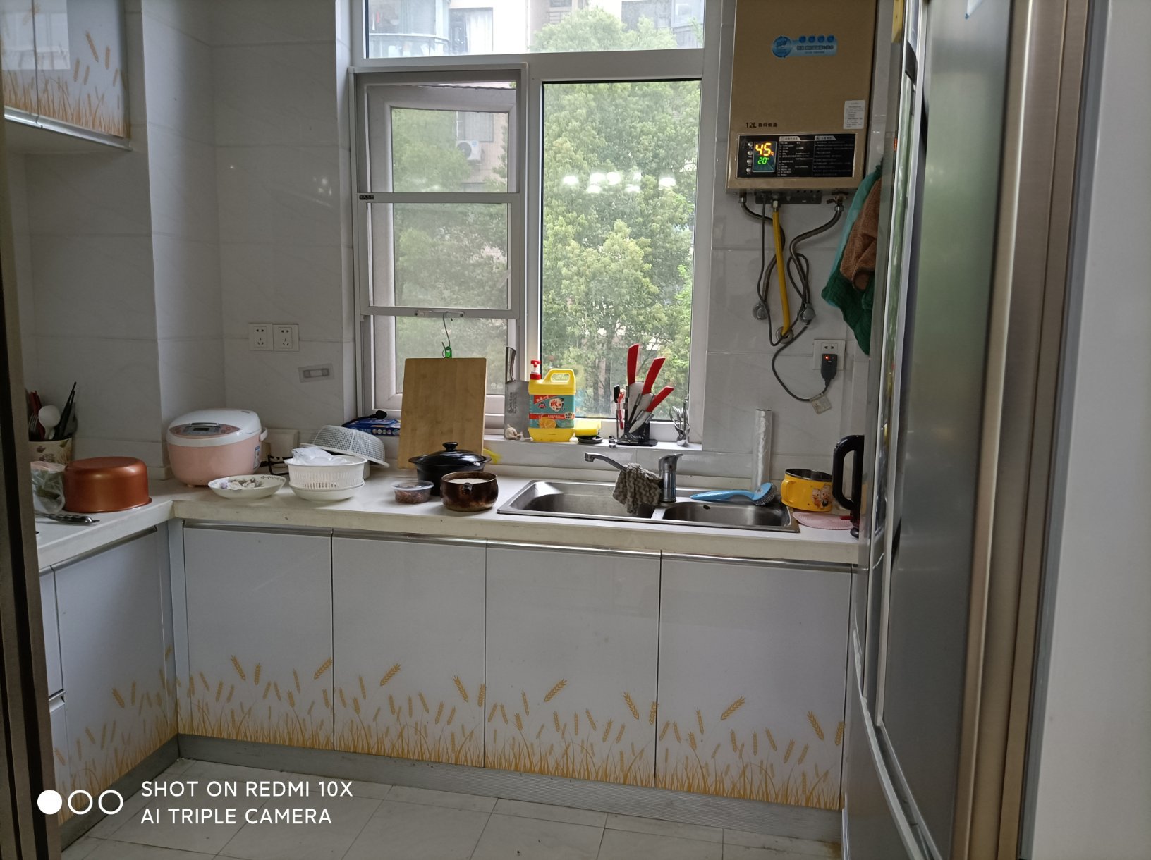 中央华府精装电梯小高层，三室两厅两卫，证满二，家电齐全