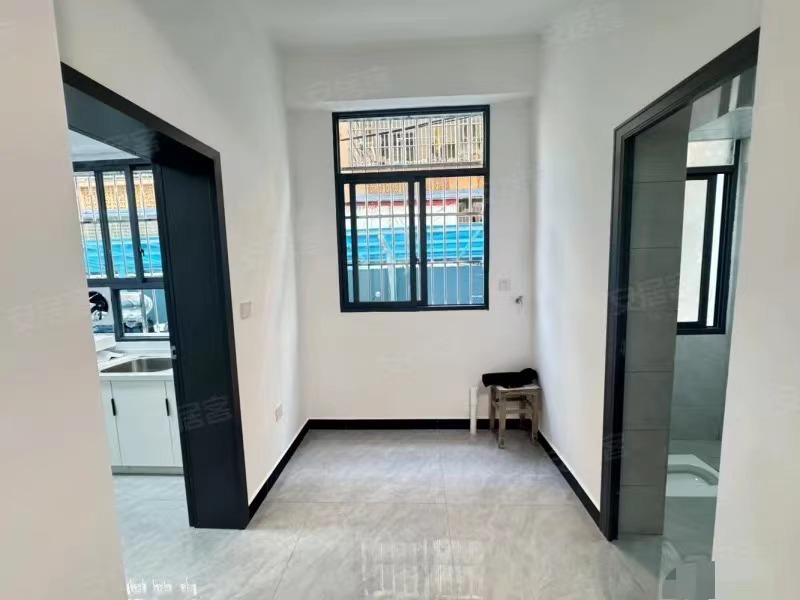 192，商城旁边，队口实验xiao学，一楼带院子的，精装3房，有证，有电动车棚子好充电