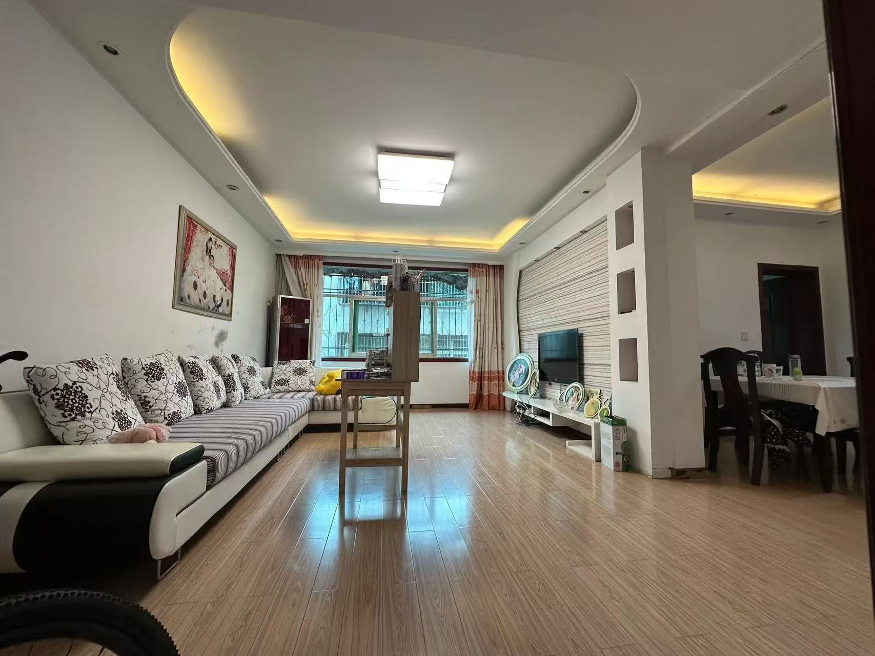 30w以内，步梯3楼，成色很新，精装三房，价格可谈