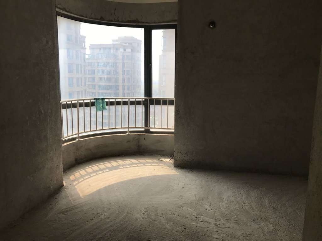 御台公馆.毛坯四房.证件满二.看房方便