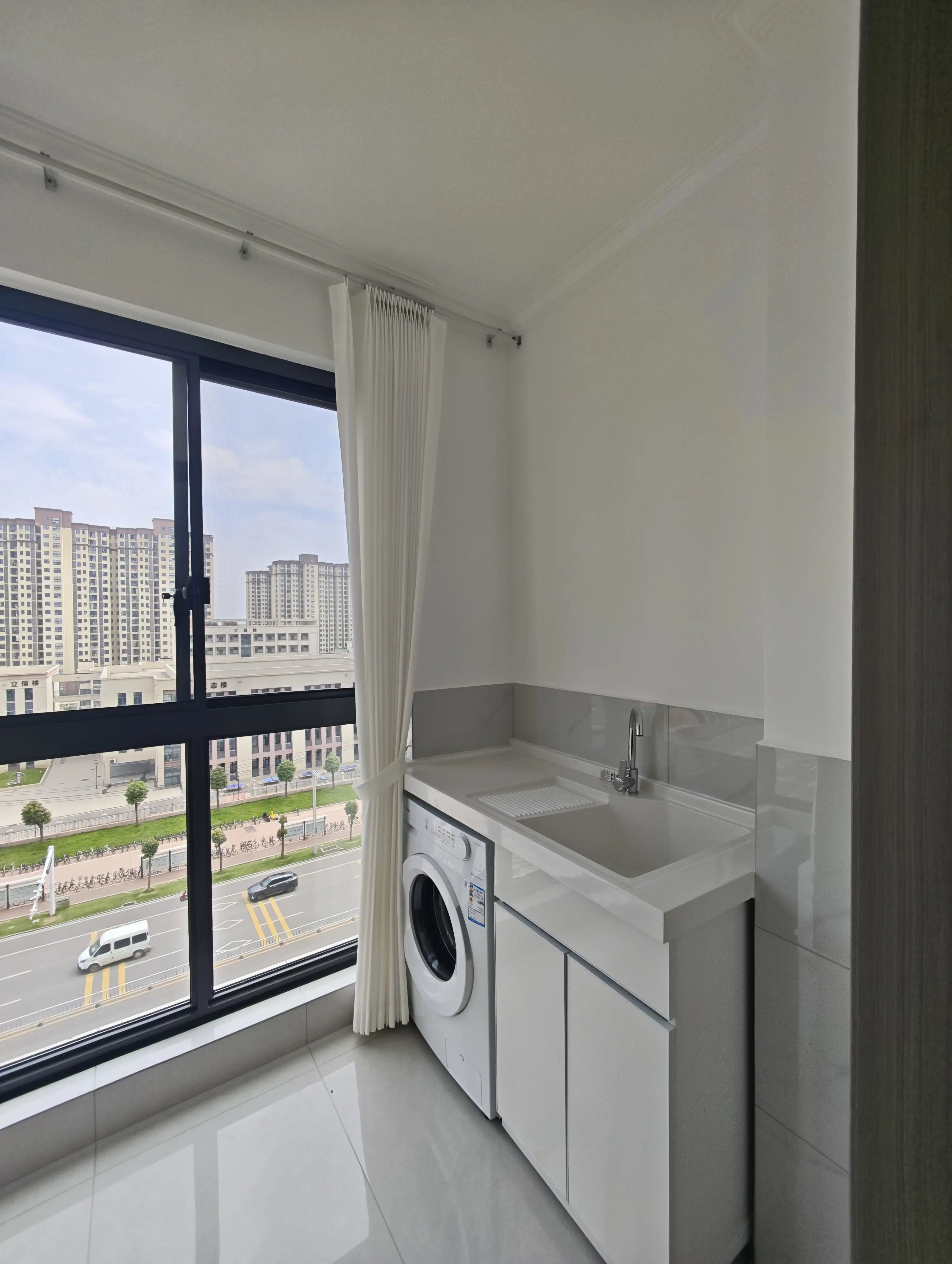 降价了，捡漏，风和日丽，精装三房两卫，单价4675，好楼层，阳台外就是三中