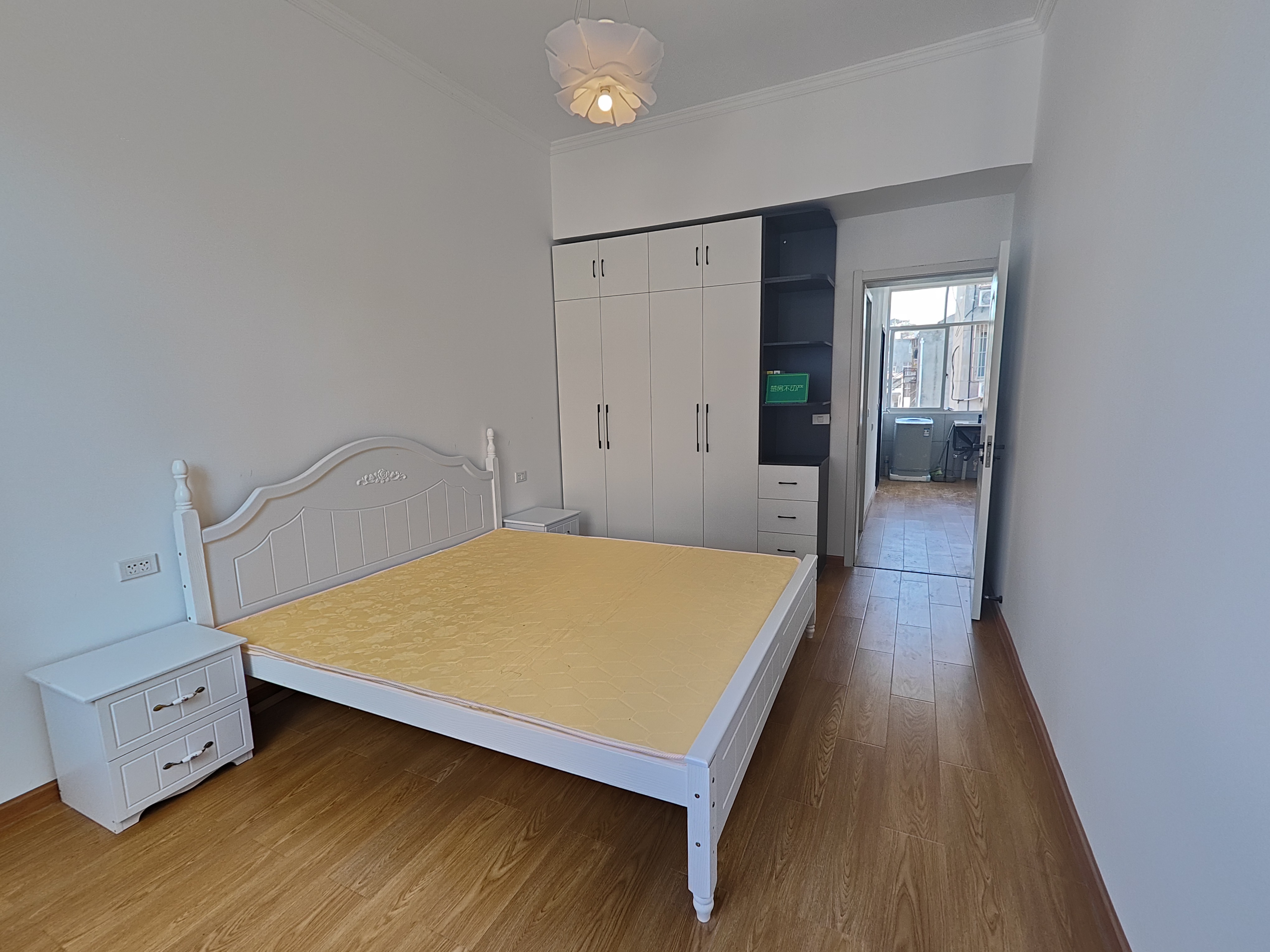 包过护步行街旁边买①层送①层，全新精装，楼下超大院子可停汽车，交通方便，户型方正南北通透采光好的很