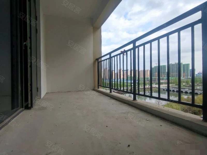 蓝天新城，人车分流，8楼，三房两卫，纯东边户。南北双阳台，