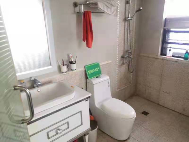 御台公馆送150平米大露台精装四房九成新价格可谈对面可以上学