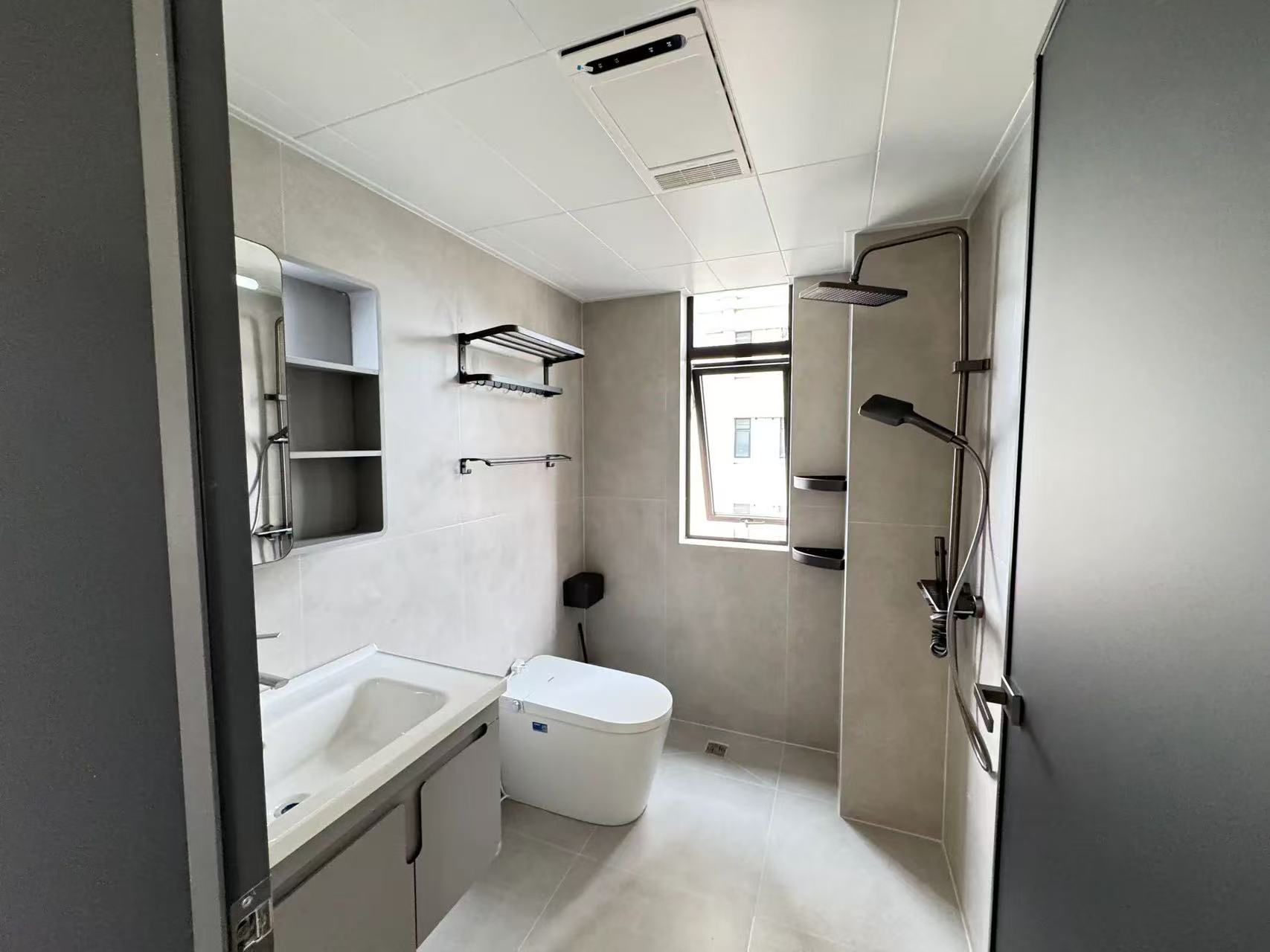 城南，御湖世家，精装三房两卫，全新装修，证满二，好楼层27楼，送一个地下车位