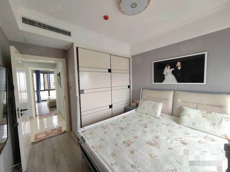 城东，君临天下，9.9新，精装大两房，电梯好楼层，满两年，采光好