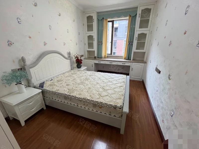 绿地香格里拉，电梯洋房，9成新，精装三房两卫，好楼层，证满二