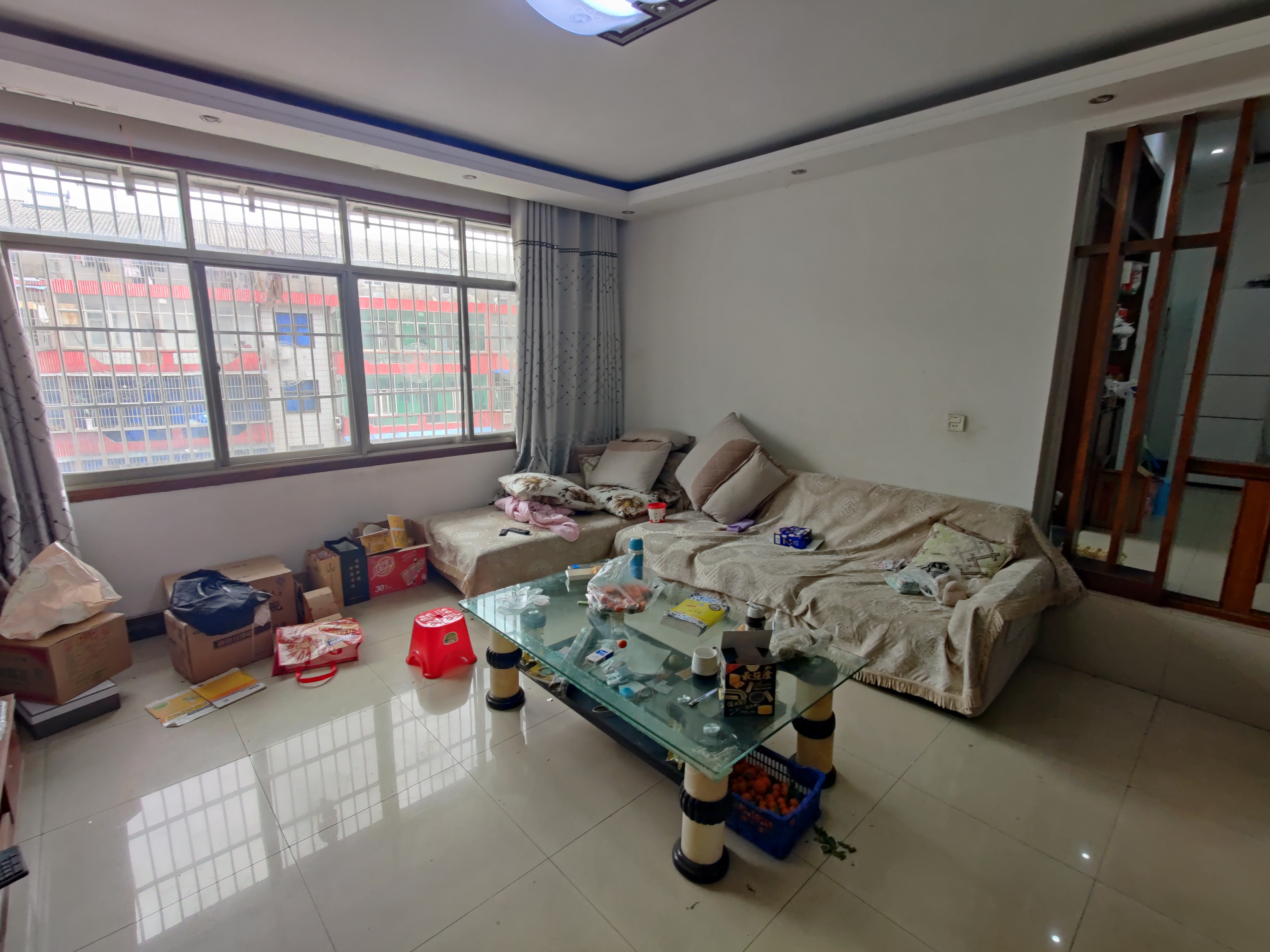 西桥菜场旁  排建宿舍  三房朝南  热闹的生活区域   校都在旁边  有一个车库也卖