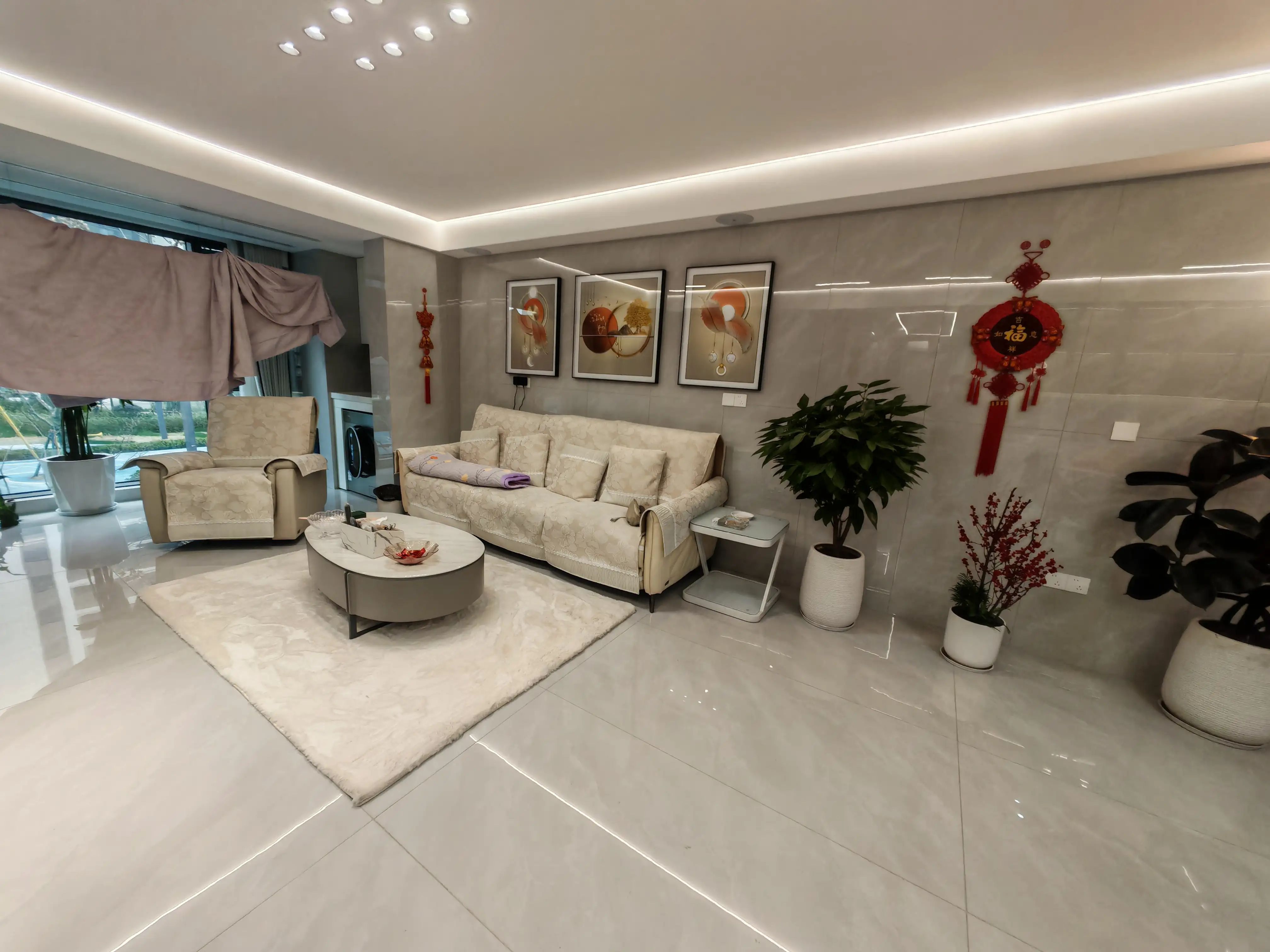 吾悦华府，边户，精装三房两卫，带充电桩的车位。诚心出售