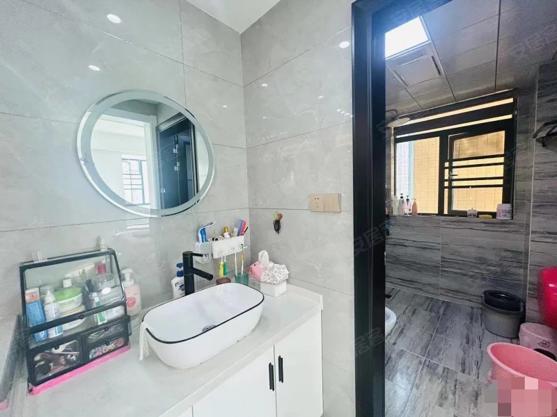 捡漏，新城壹号，电梯小洋房，7楼，总高11层​，精装小3房，装修99新，三开间朝南，证满二