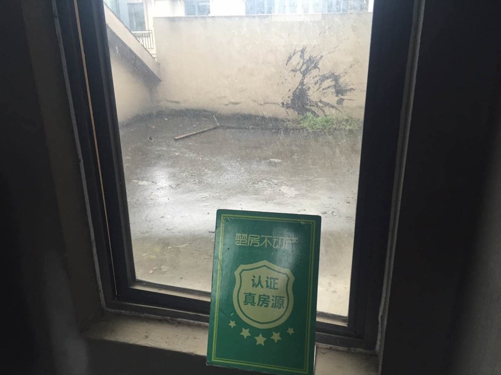 绿地华庭联排别墅，环境好的吓人，每天鲜氧环绕景色宜人