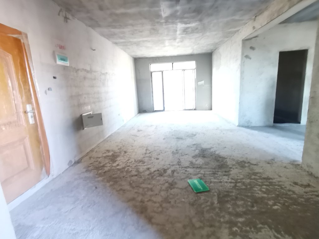 环球广场.毛坯三房.南北双阳台.中间楼层.看房方便