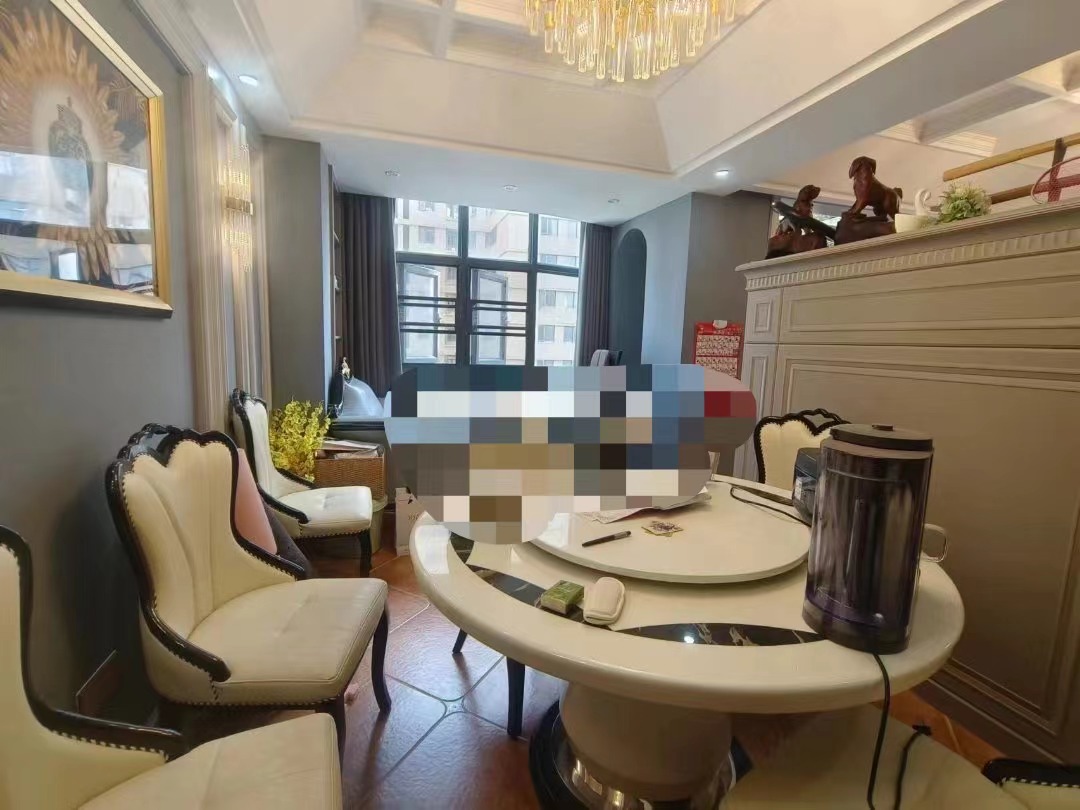 城南颐和公馆电梯好楼层证上115.8平，和楼上130多平的复复式面积一样，满五