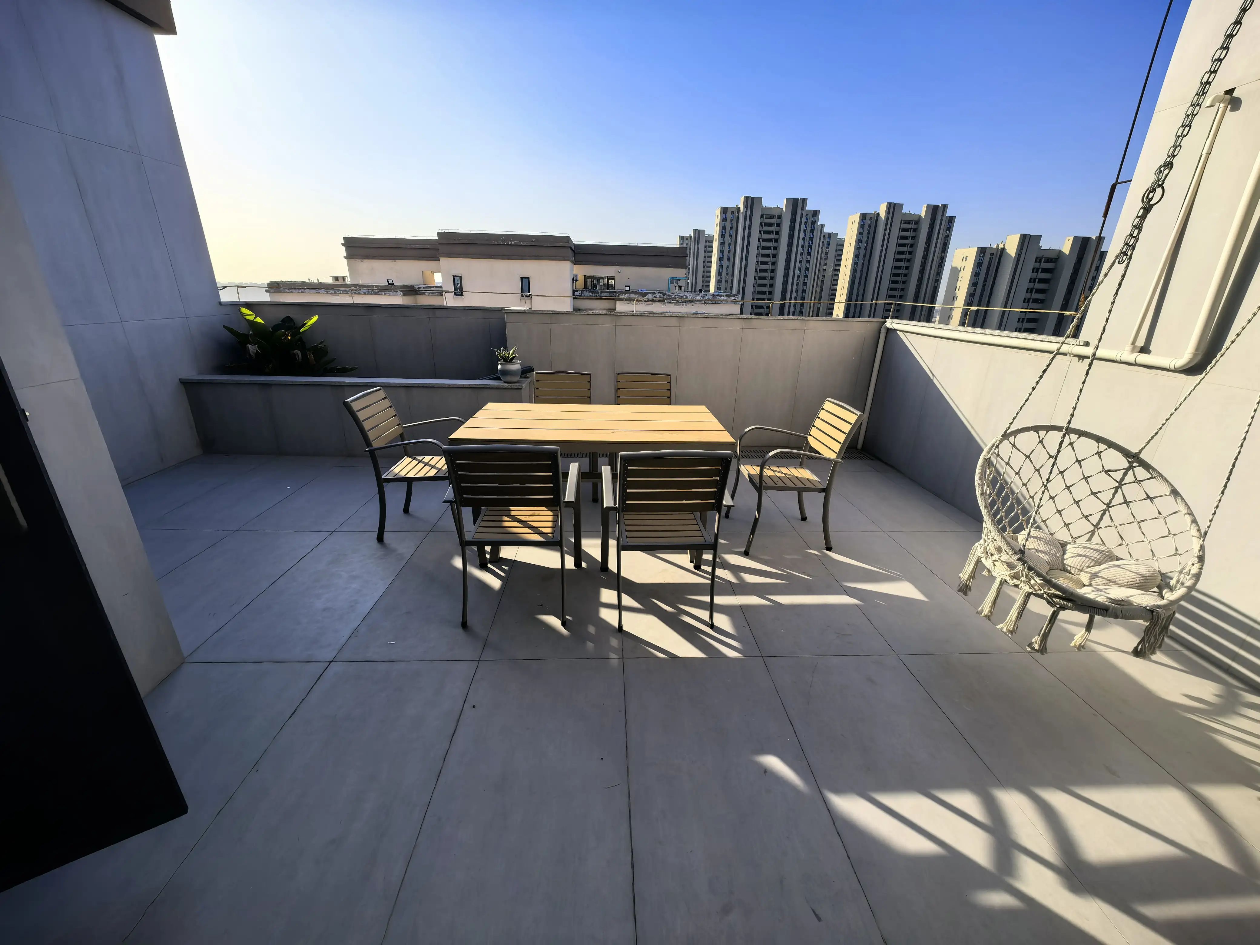 城南，荣怀，顶复，带天台阳光棚，精装四房，成色新，诚心出售