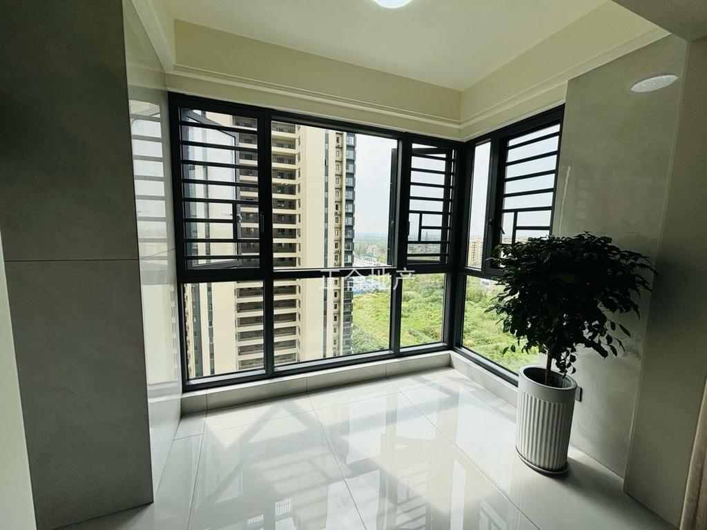 城南新三中三小门口❗️精装全新三房❗️中央空调➕75寸电视❗️证满二税费低，三开间朝南，中间楼层