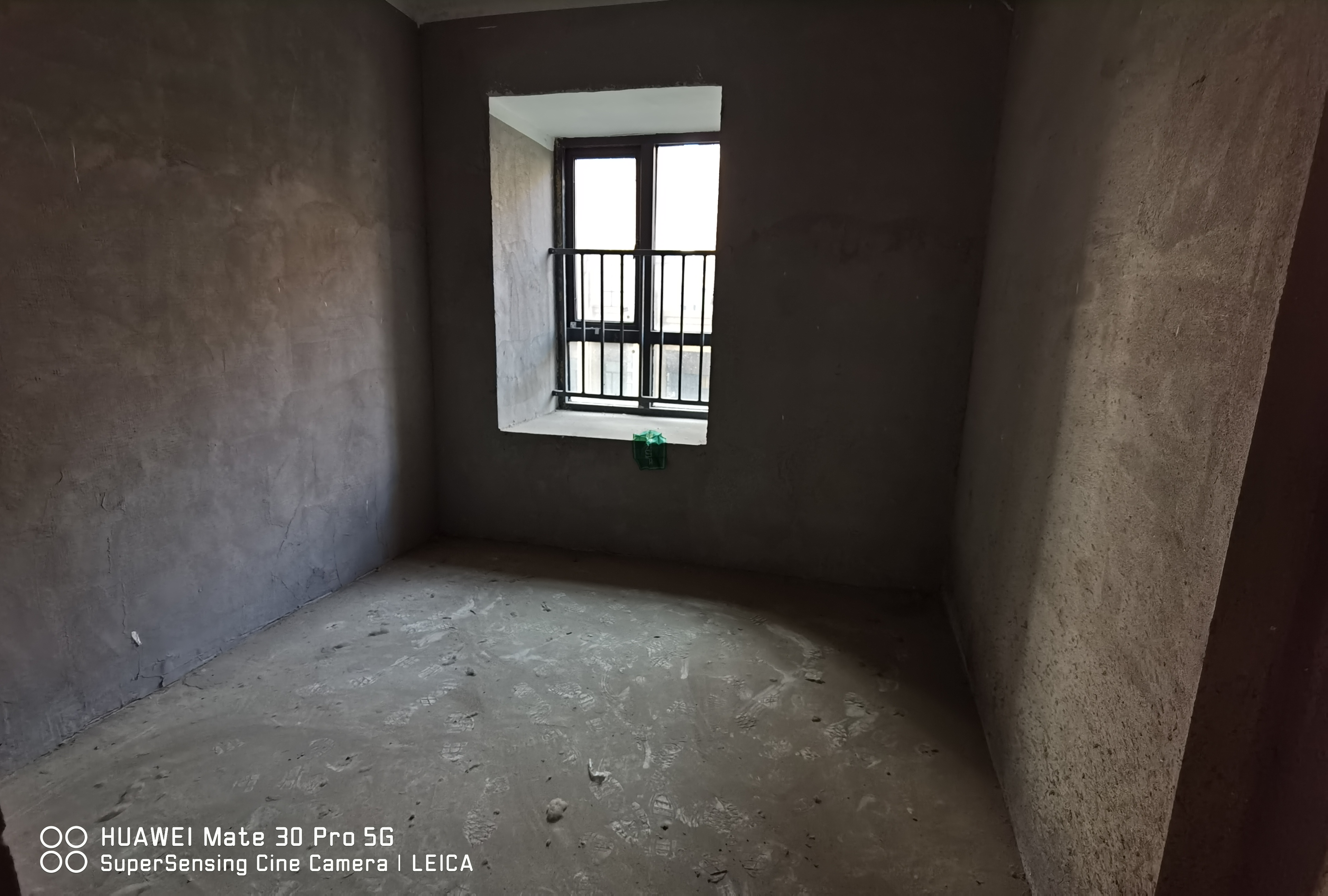 森林国际小区环境好毛坯三房南北通透出行方便看房也方便