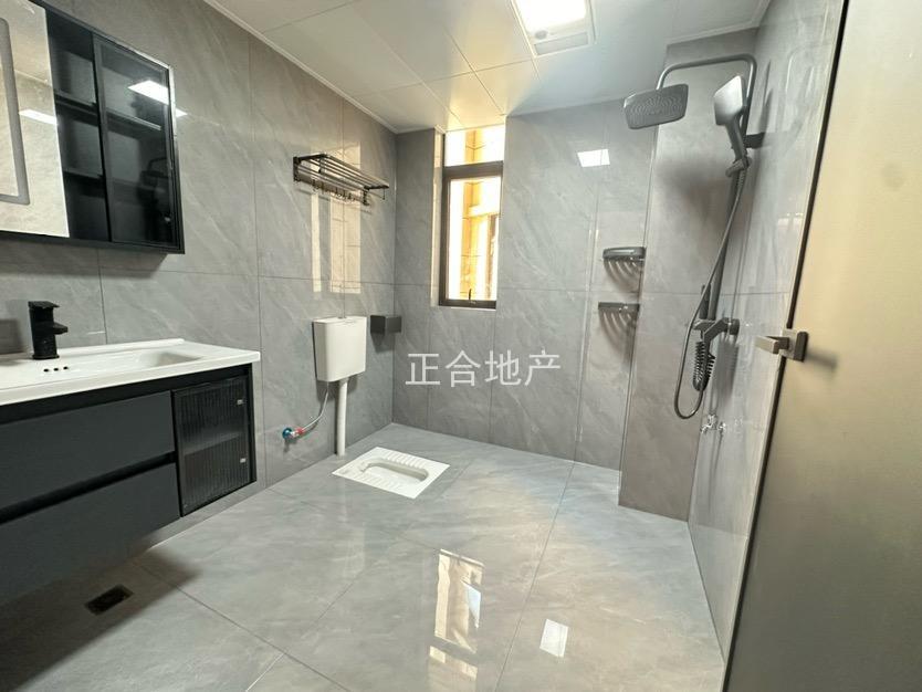 ​城南，御湖世家，电梯15楼，证满二​，全新精装三房，边户，送车位，好楼层