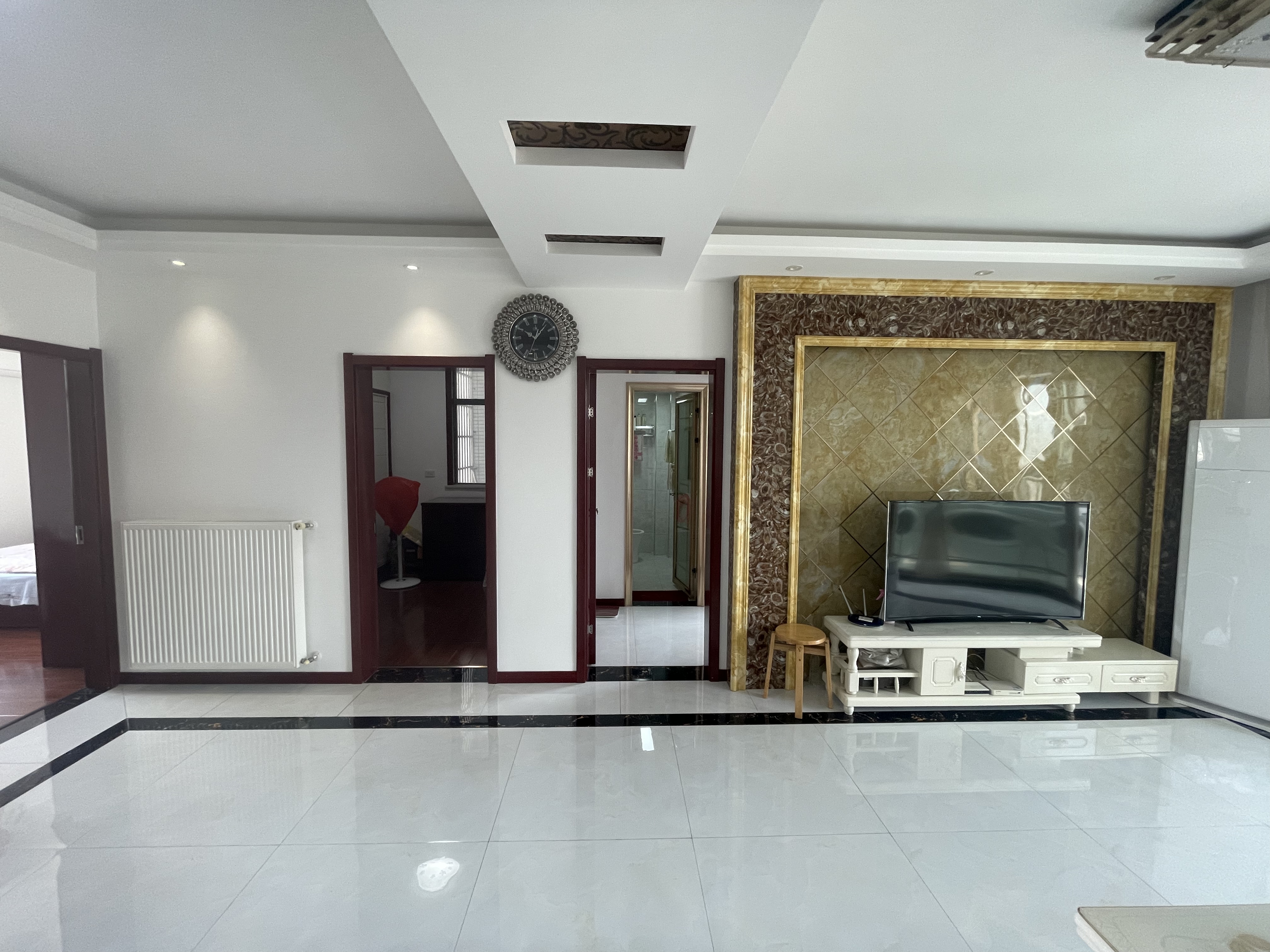 幸福里小区.精装三房两卫.全屋暖气片.证件满二.看房方便