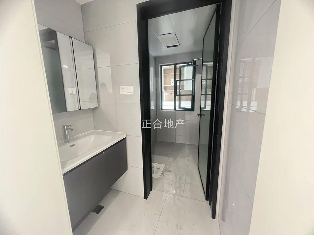 城南，新城壹号五期，一天未住，精装三房两卫，好楼层，三开间朝南