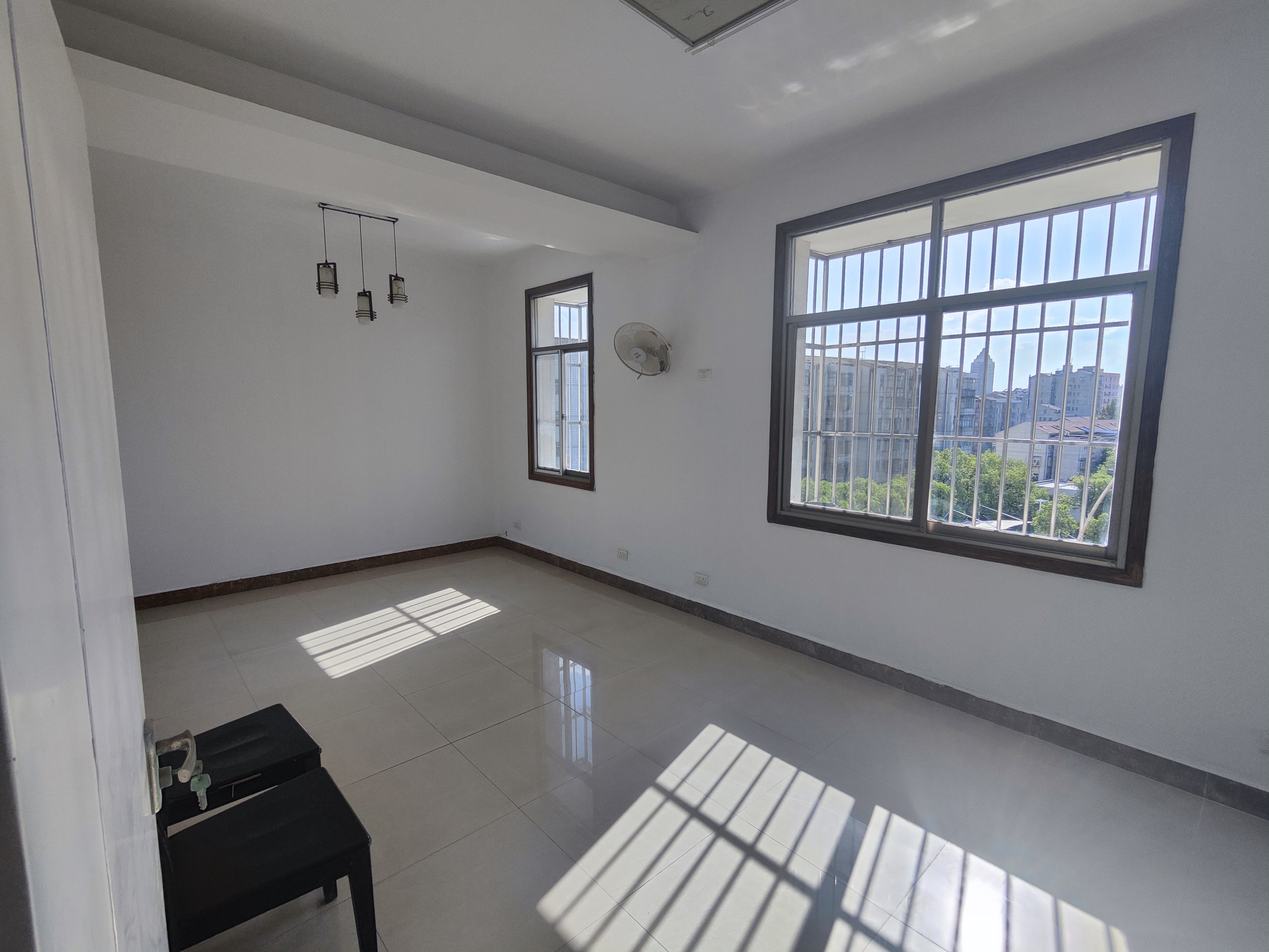 人社局宿舍有院子好停车看房方便证件满5