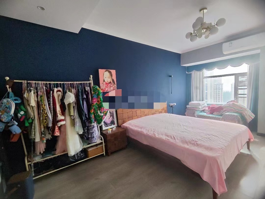 亏本出，吾悦旁次新小区，蓝天新城，精装大三房，单价6800，送车位，三开间朝南，人车分流。好楼层朝阳xiao学，元泰三