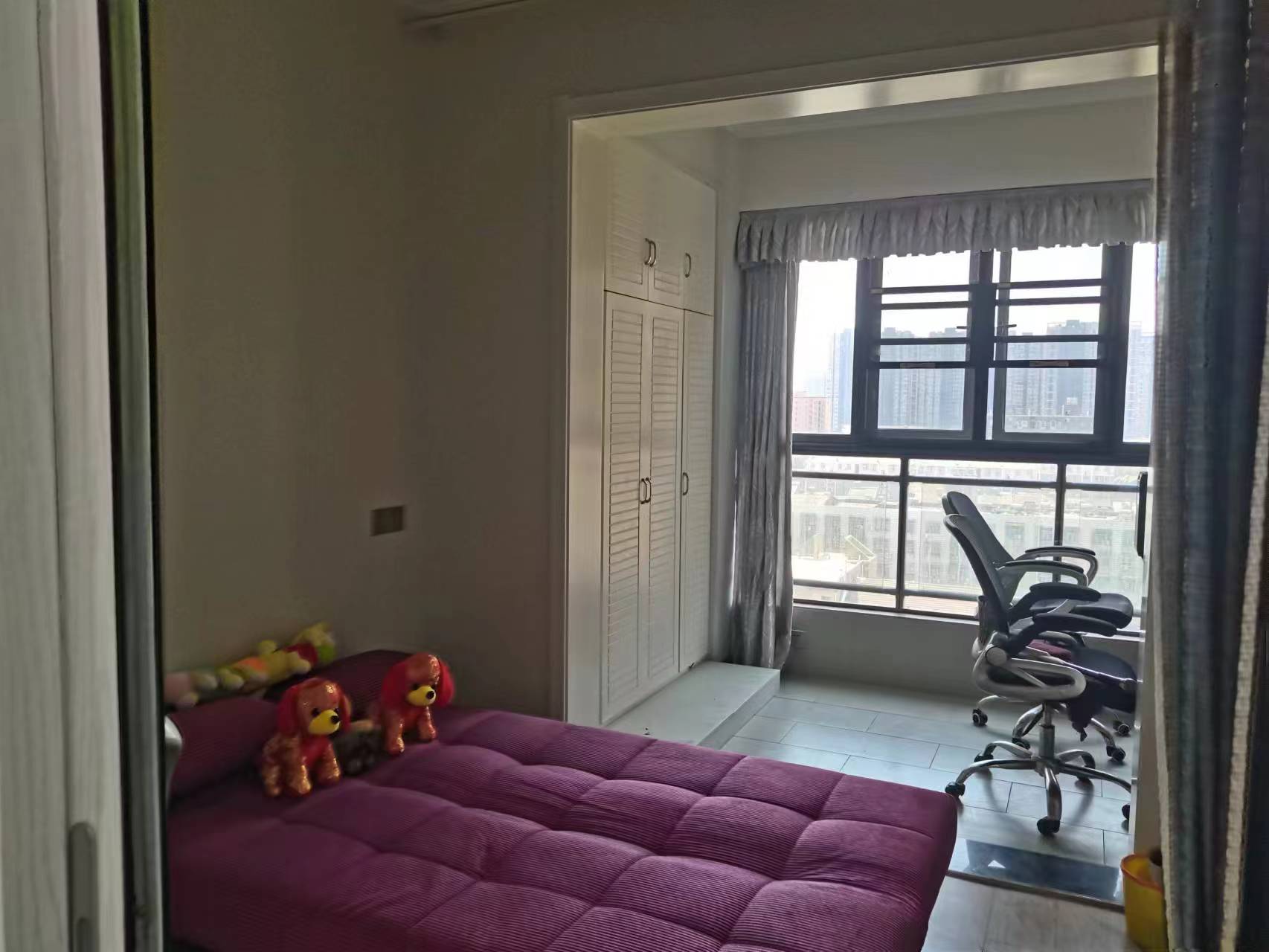 公园世家.精装三房两卫.中间楼层..证件满二.看房约