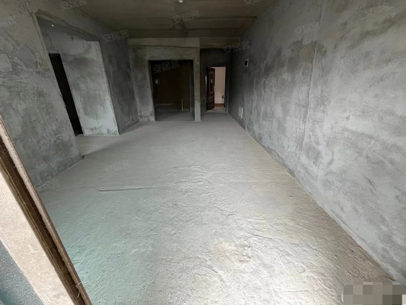 荣怀大三房，16楼好楼层，单价5800，还送储藏室，三开间朝南，户型好，急卖，证满二