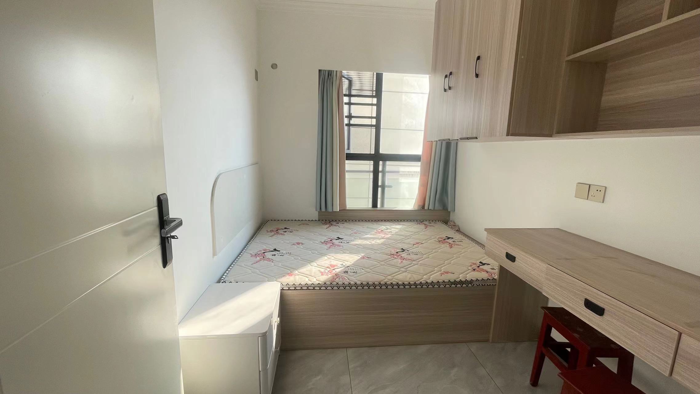 银湖城.精装三房.房子九成新.证件满二.看房方便