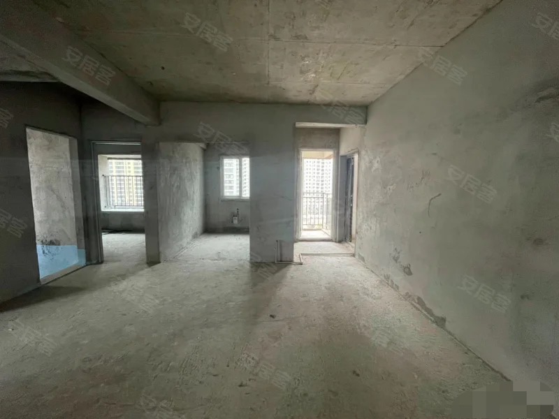 亏本急售，蓝天白云，边户，单价6000，还送车位，电梯好楼层，捡漏