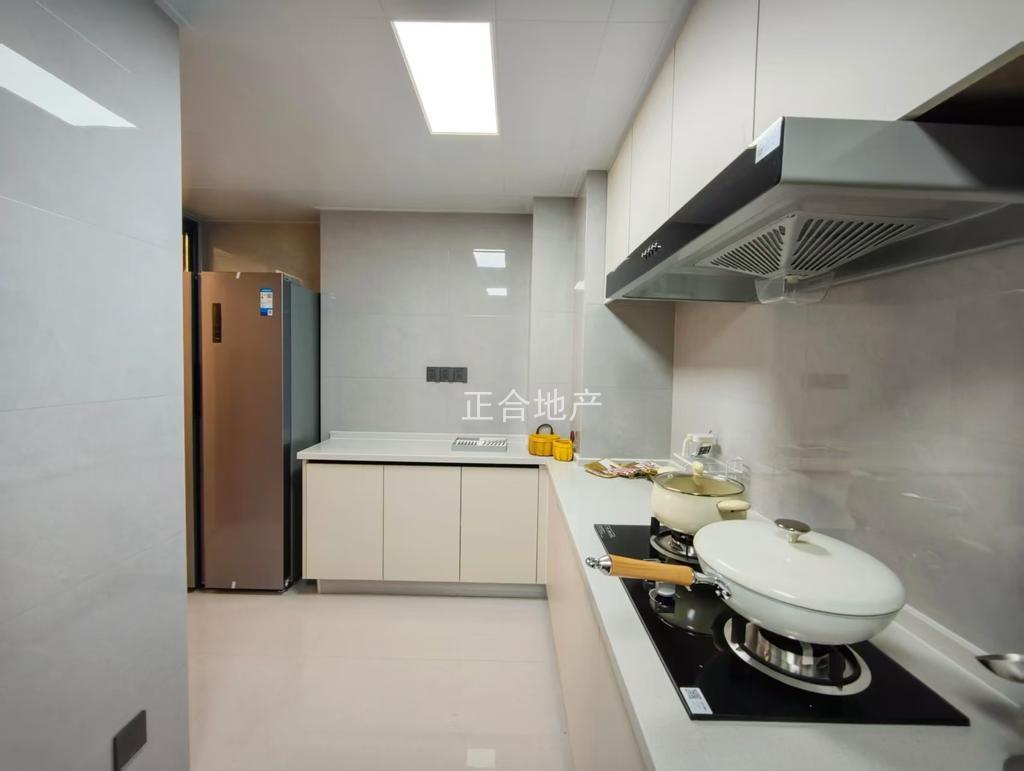 城南，御湖世家，全新精装三房二厅，证满两年，手付无要求，好楼层