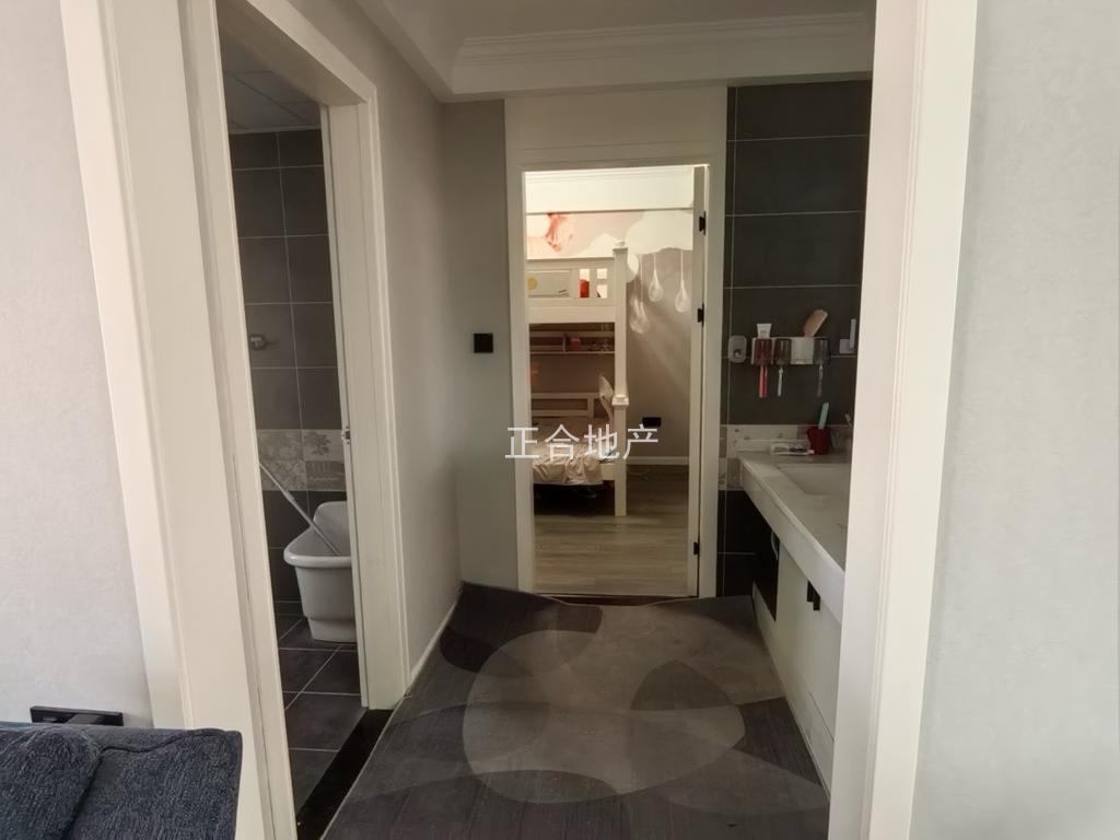 降价了，降价了！房东亏本出售，森林国际，湖景房，精装3房2卫，5800单价，