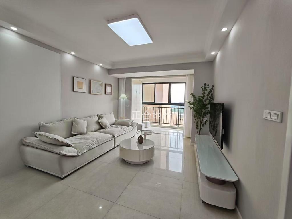 一中对面，翰林公馆，凤凰层边户，精装三室两厅两卫，证满两年，单价5090