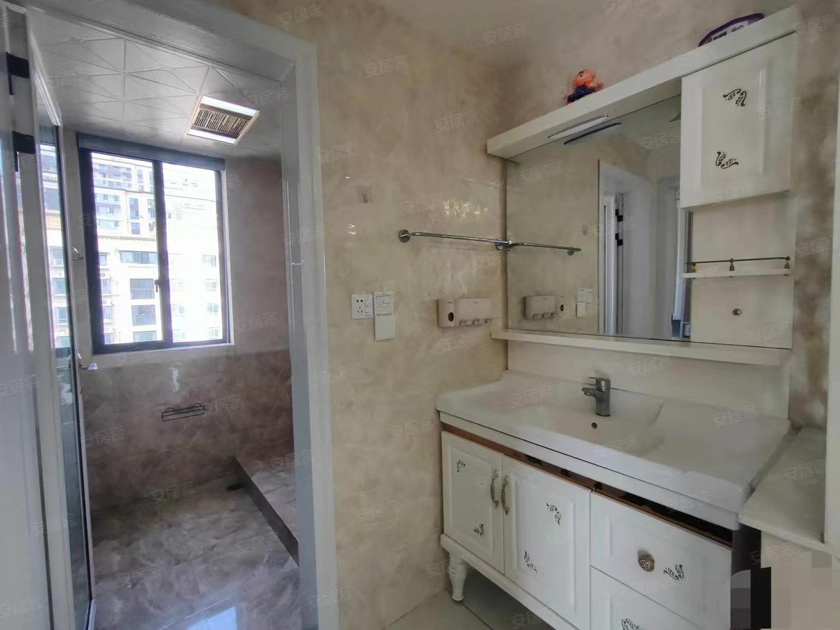 87，手付1万，单价4500，精装三房，读立连廊，证满二，家具家电全送，电梯小高层