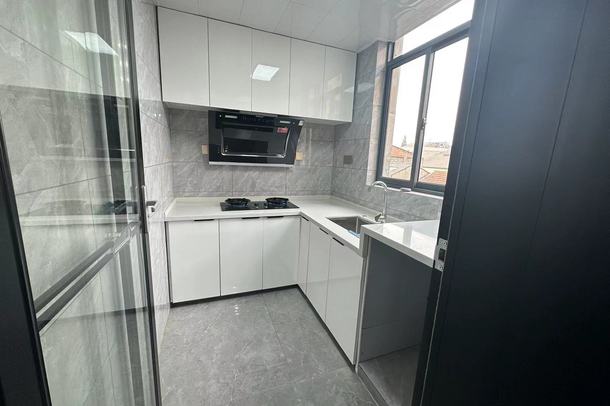 四中旁老一中宿舍全新装修三房有院子能停车，步梯四楼