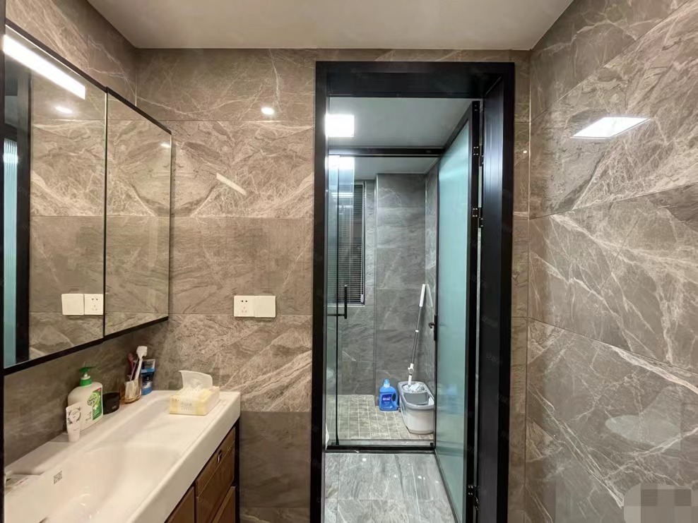 49，城南新三中旁，全屋定制衣柜➕左右沙发，全新精装三房，证件满二，中间楼层