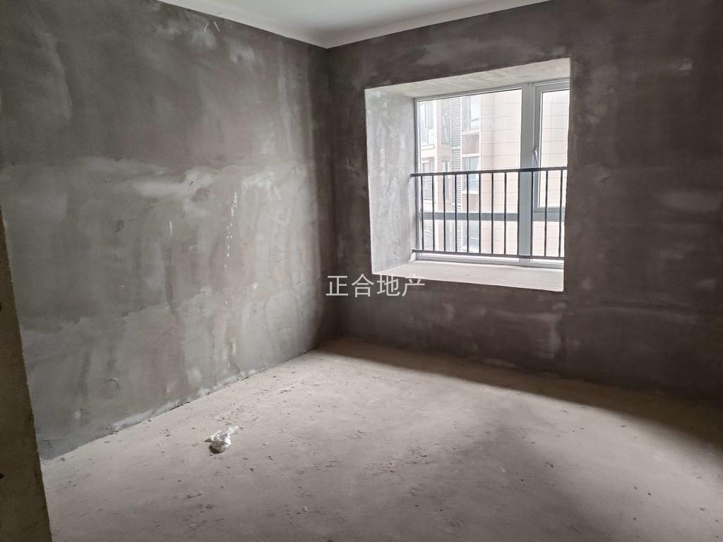 城南，森林国际，湖景现房，单价4400，4房，满2，楼下就是二中二小