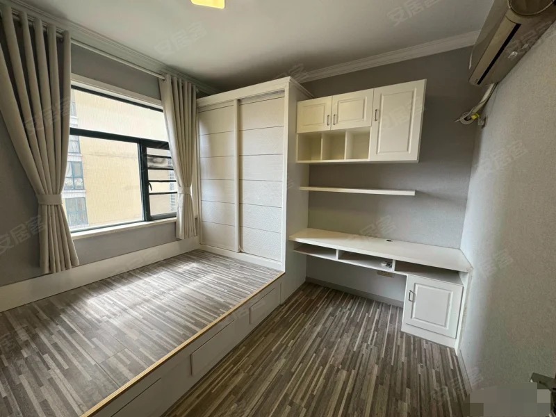 415，降价了，新街，精装三房两卫，中‮楼间‬层，单价5300，成色新，拎包住