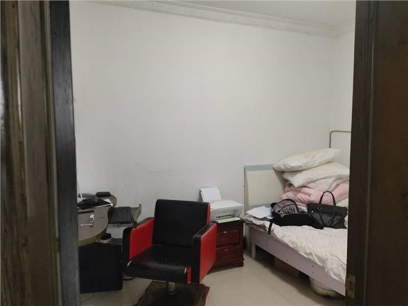 大洪小区精装三房中间好楼层出行方便楼龄新可按揭证满两年