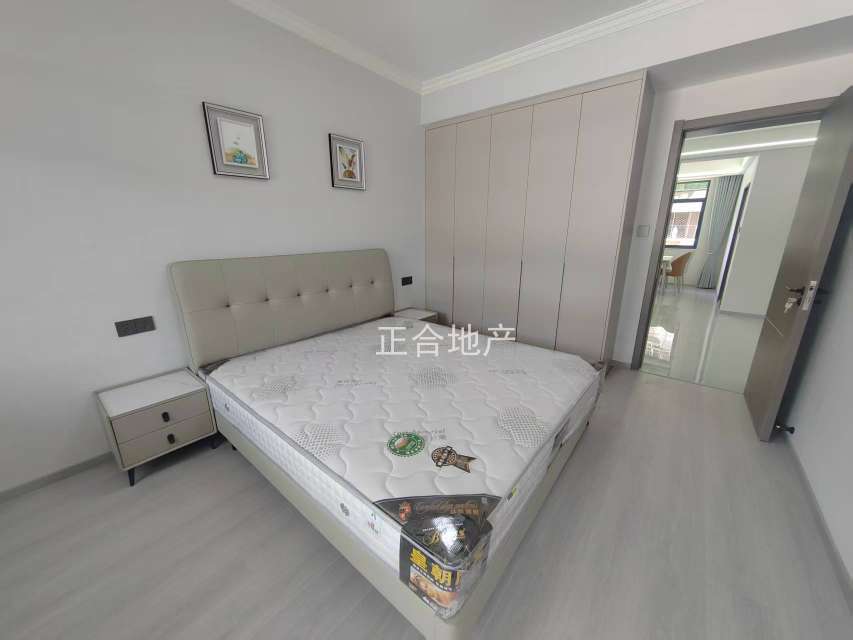 急售，大洪小区，步梯三楼，好停车，老证，精装三房，拐角大阳台，包满二过户