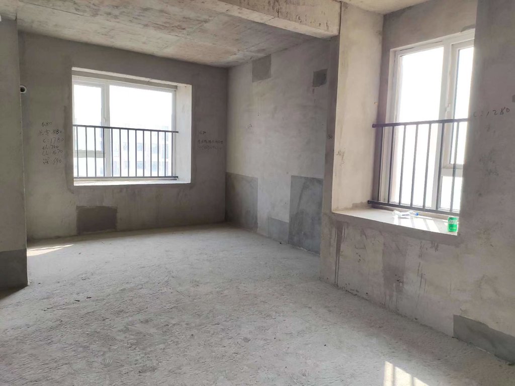 满庭春.毛坯大三房.户型好.证件满二