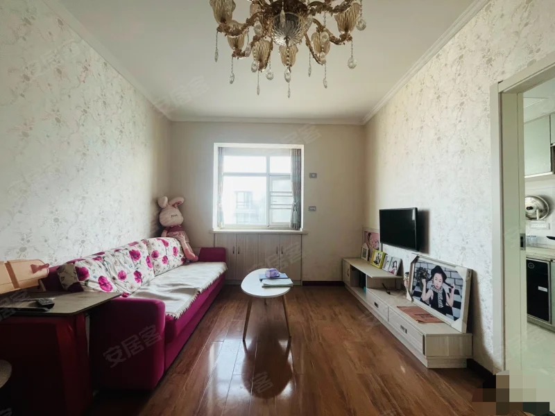 243，商城旁 ，三合鑫城，精装一室一厅一厨一卫 ，电梯房，边户，拎包入住，