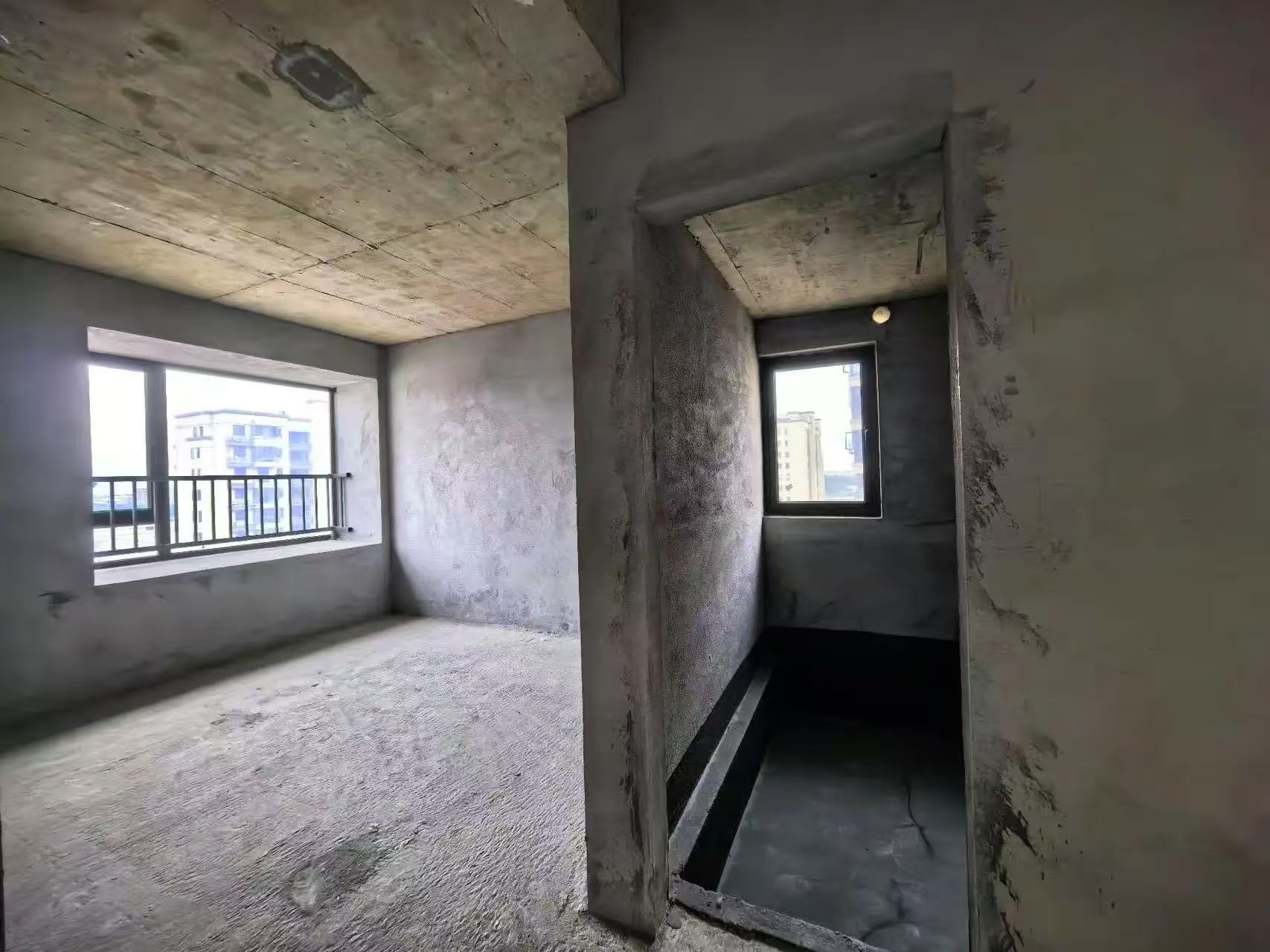 城南，荣怀A区，毛坯三房，边户小高层，好楼层，72万包营业税