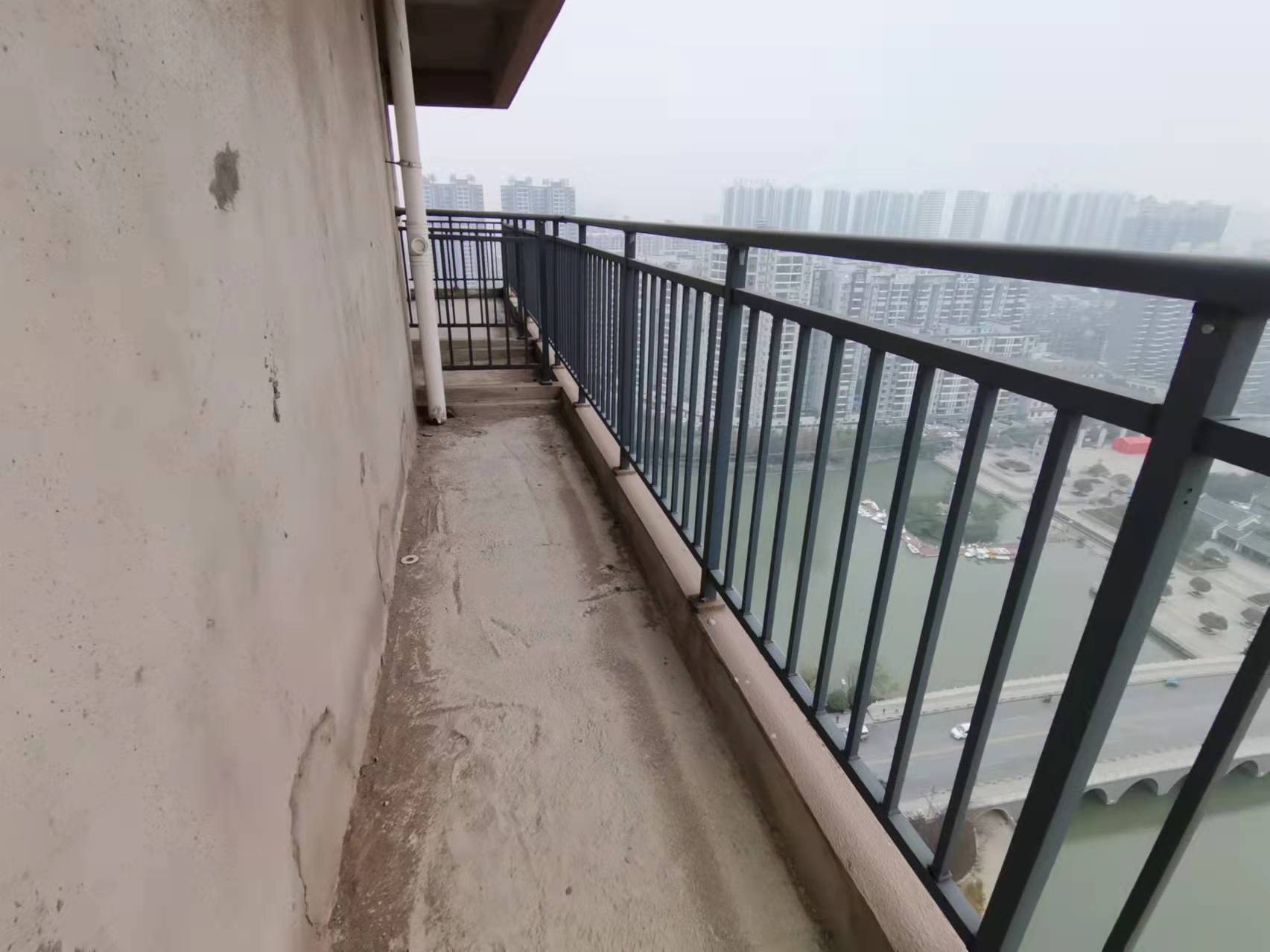 元泰未来城毛坯大平层湖景房超大阳台看房方便