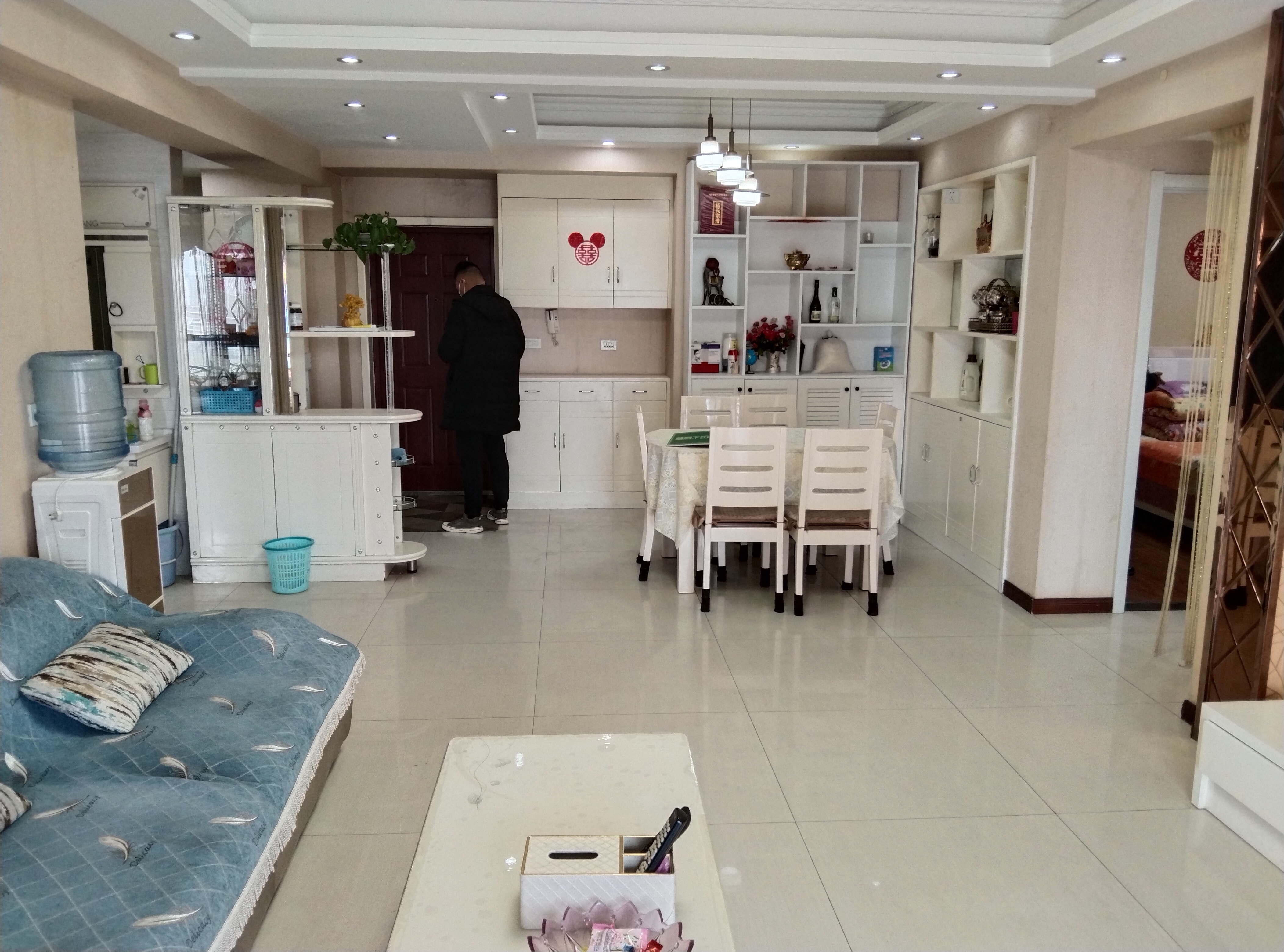 东城国际中间楼层三开间朝南中间好楼层彩光好的不得了满五wei一业主诚心出售