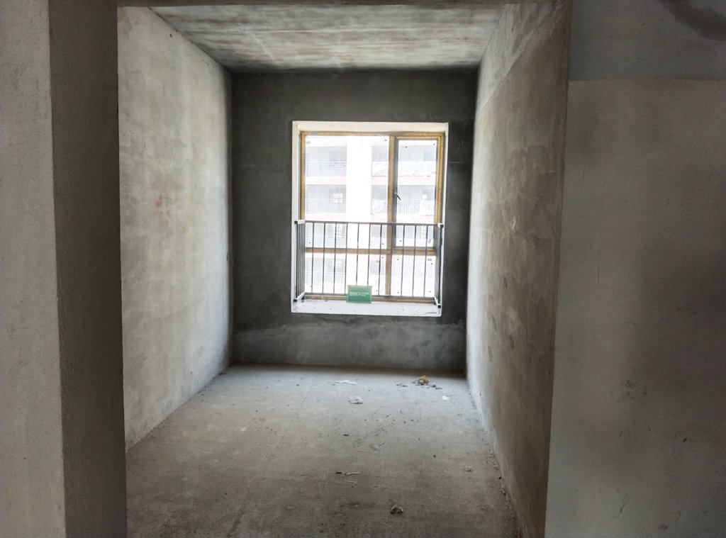 元泰未来城毛坯大平层四房.南北通透双阳台.看房方便