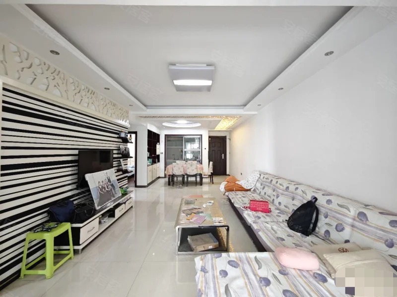 急售，商城附近，老三中旁，单价3900 ，精装3房2厅， 电梯16楼