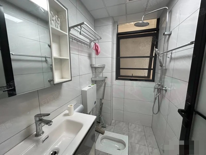 捡漏，比租房还便宜，康湾一品，精装2房，装修非常新，中间楼层，证满二，看中可谈