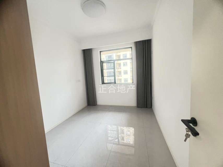 城南，新城壹号五期，一天未住，精装三房两卫，好楼层，三开间朝南